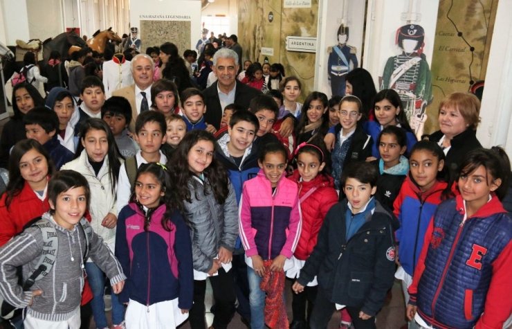 Marcelo Lima con niños y jóvenes que visitaron la ciudad