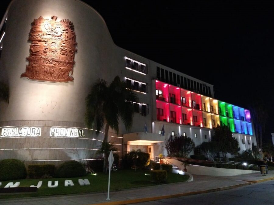 La Cámara de Diputados en arco iris contra la Homofobia