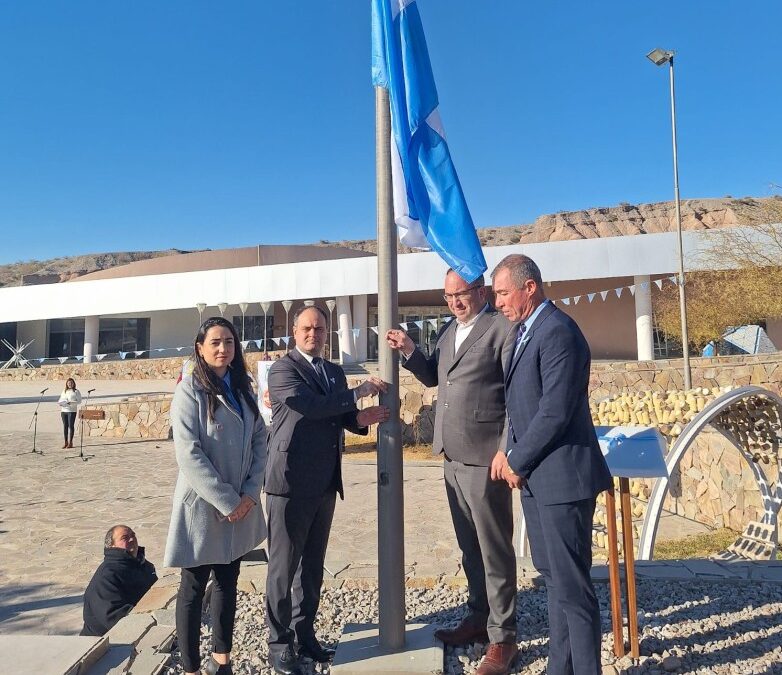 celebración con inauguración de mástil y bandera nacional