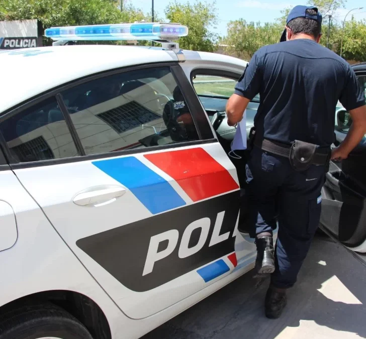 Detuvieron a un menor por robar y arrebatar un celular en Capital: la víctima quedó lesionada