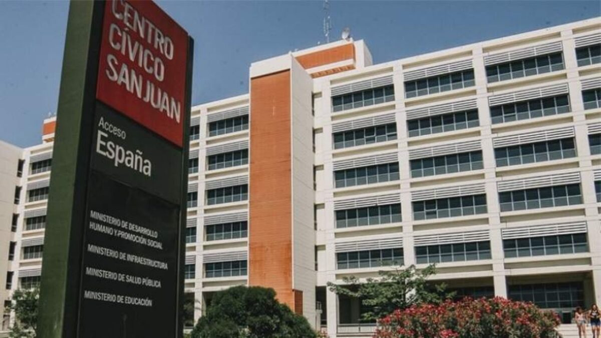 Estatales “autoconvocados” reclamaron un aumento salarial en las afueras del Centro Cívico