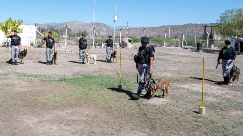 el retiro de dos perros guardianes del Servicio Penitenciario