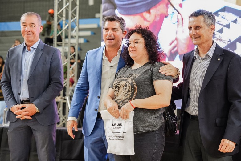 El gobernador Orrego participó de la entrega de anteojos y elementos para la salud ocular y auditiva