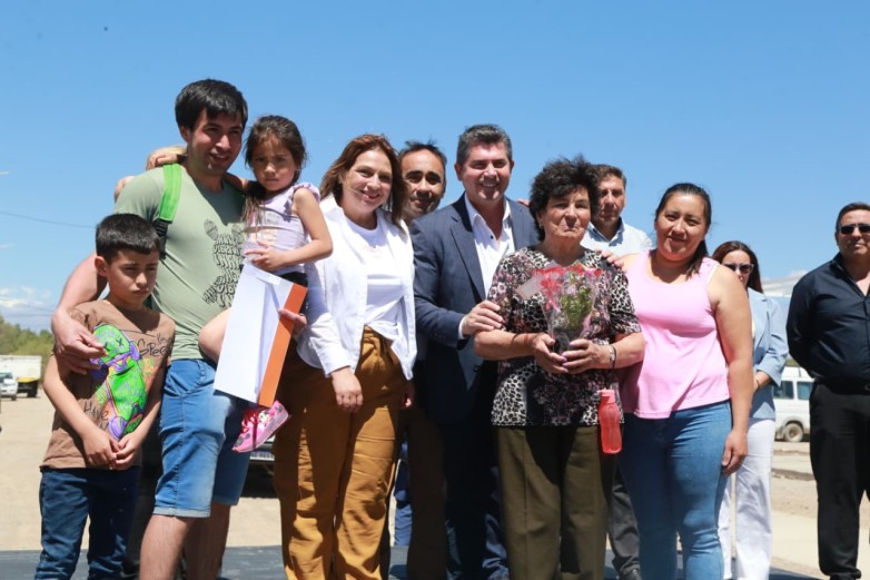 Orrego realizó una nueva entrega de viviendas, esta vez en Iglesia