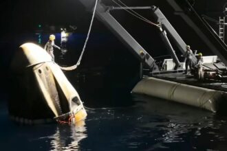 El momento en que la tripulación de la Estación Espacial Internacional regresa de urgencia a la Tierra