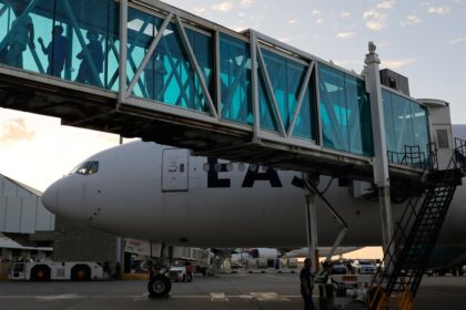 Más de 20.000 venezolanos regresaron a su país en vuelos de repatriación durante el último año