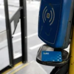 Tarjeta SUBE junto a una validadora de colectivo