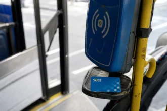 Tarjeta SUBE junto a una validadora de colectivo