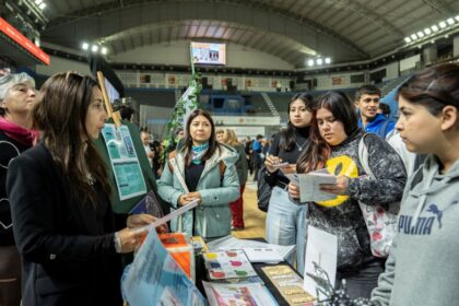 Estudiantes consultan la oferta de carreras superiores en el Estadio Aldo Cantoni