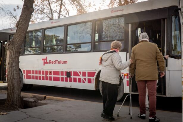 Pasajeros y colectivo de Red Tulum en San Juan