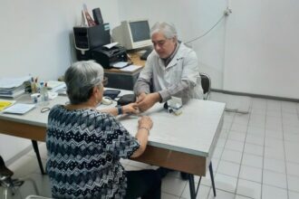 Atención de salud para una persona mayor en San Juan