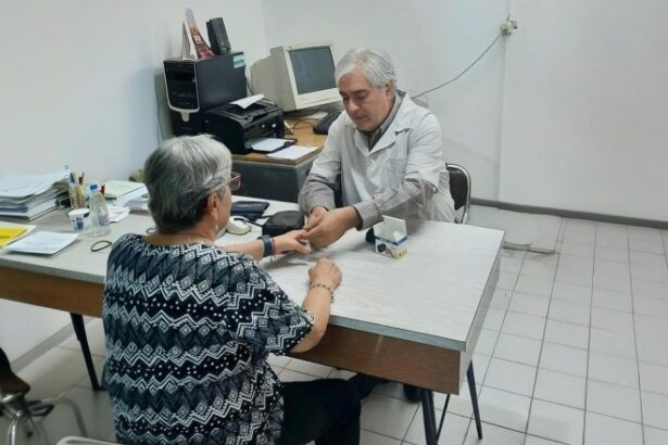 Atención de salud para una persona mayor en San Juan