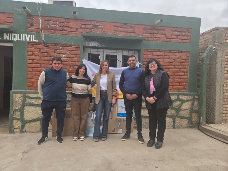 Niquivil recibió un kit para adaptar un baño en una institución local